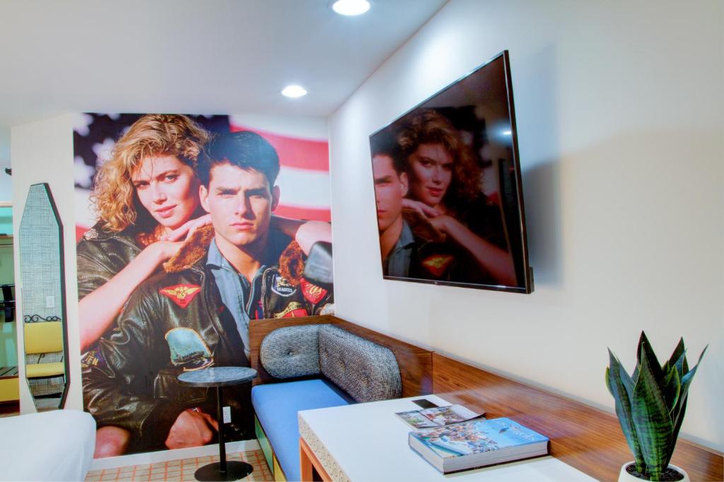 The Adler a Hollywood Hotelにあるテレビまたはエンターテインメントセンター