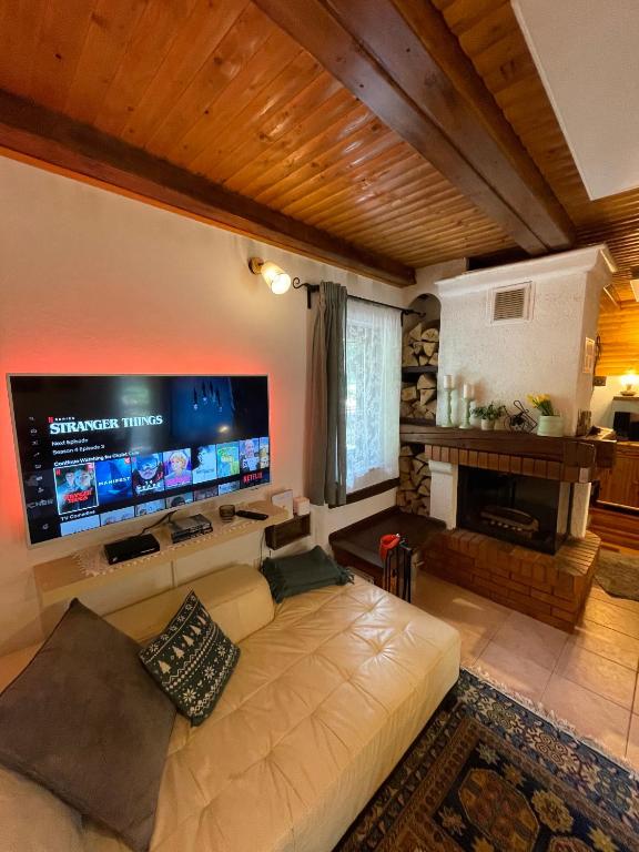 Televízia a/alebo spoločenská miestnosť v ubytovaní Chalet Calla