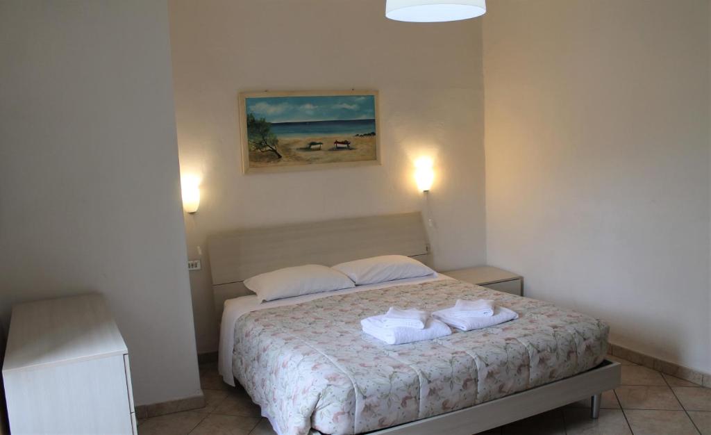 1 dormitorio con 1 cama con toallas en Casa Naldi, en Florencia