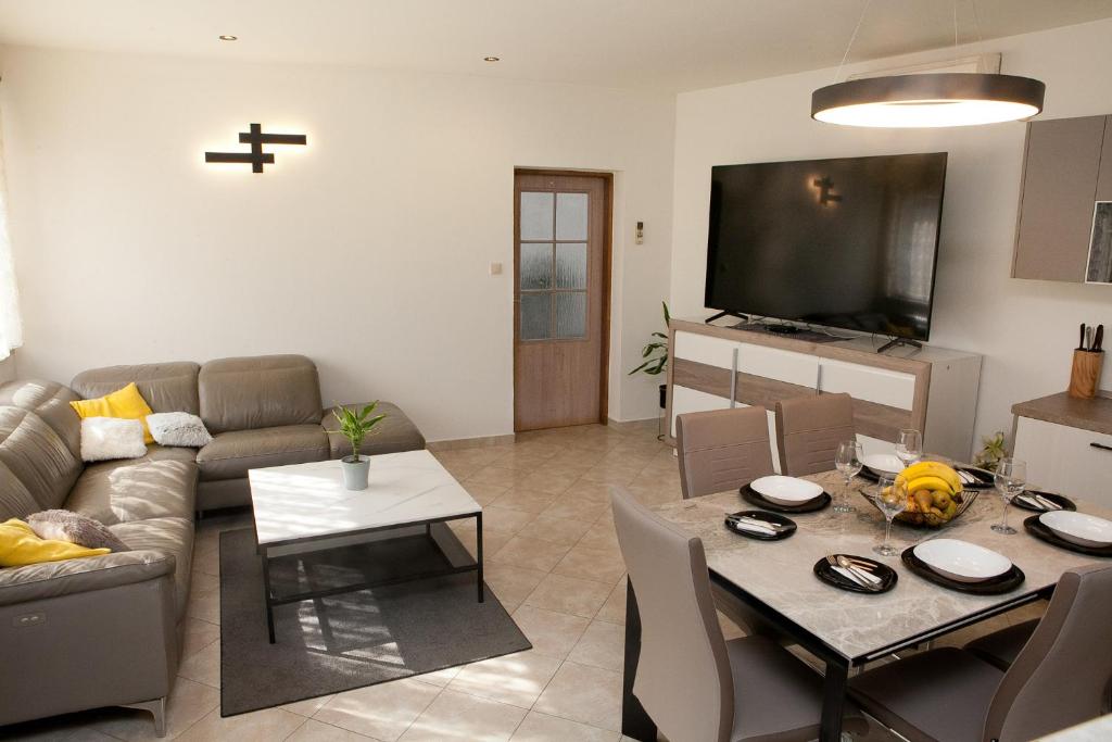 Telewizja i/lub zestaw kina domowego w obiekcie Apartment Nikoleto