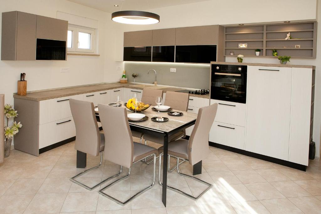 kuchnia ze stołem i krzesłami w obiekcie Apartment Nikoleto w mieście Zadar