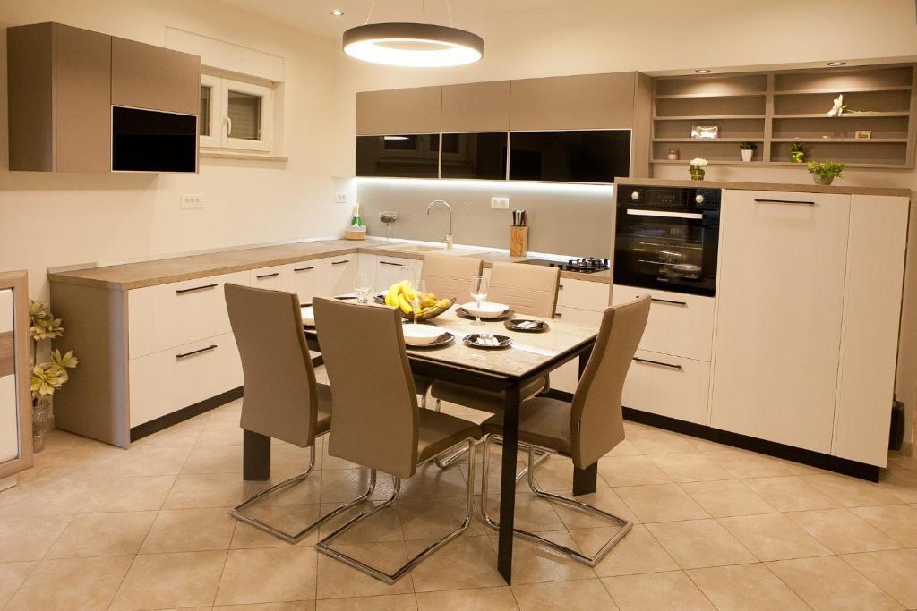 Kuchnia lub aneks kuchenny w obiekcie Apartment Nikoleto