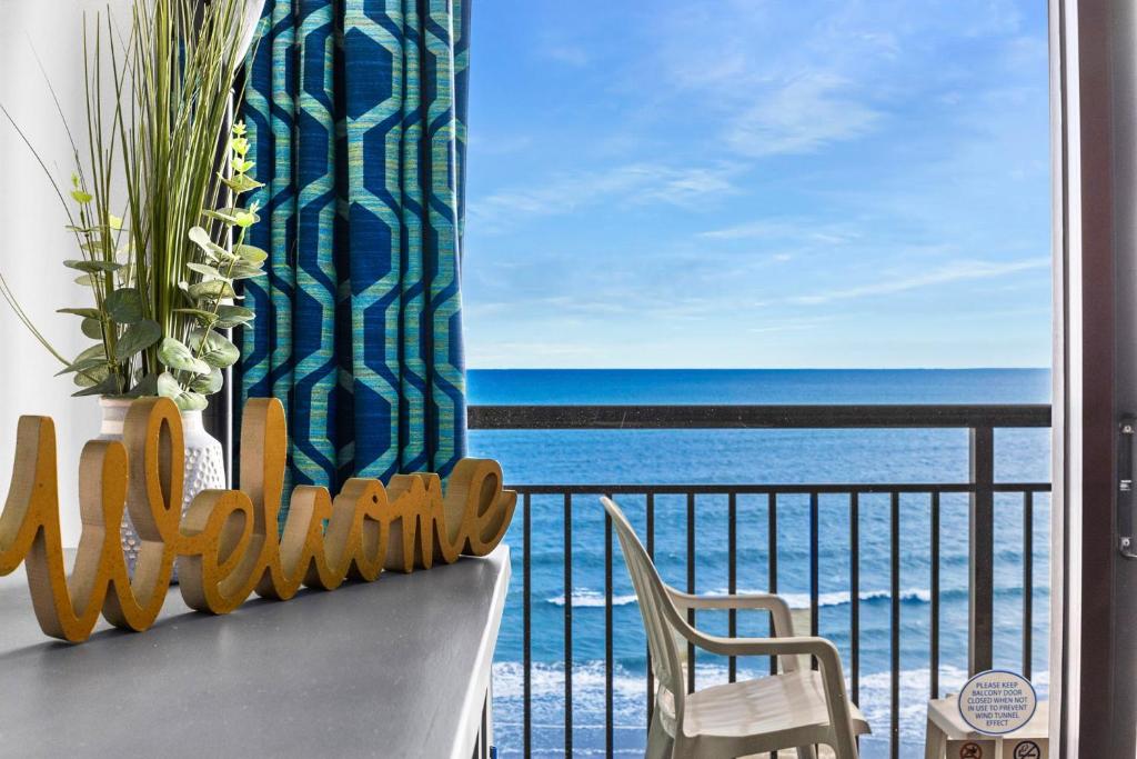 uma varanda com vista para o oceano em Beautiful Direct Ocean Front North Myrtle Condo em Myrtle Beach