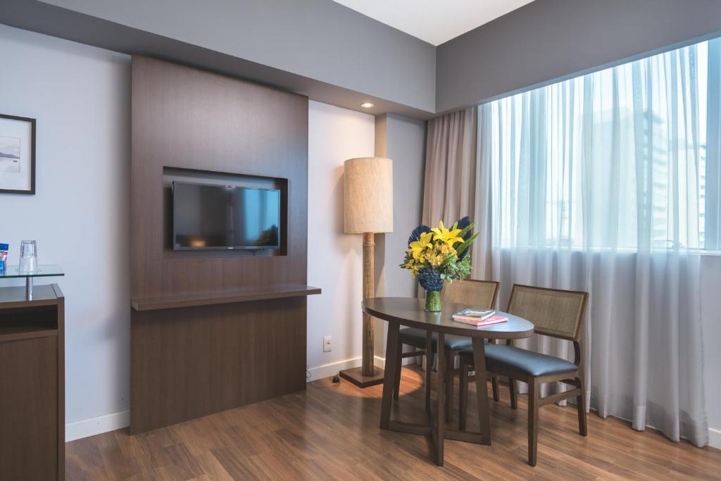 TV a/nebo společenská místnost v ubytování Golden Tulip Porto Vitória