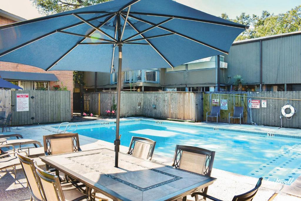 Museum District On Tree-Lined Blvd Communal Pool - Housity