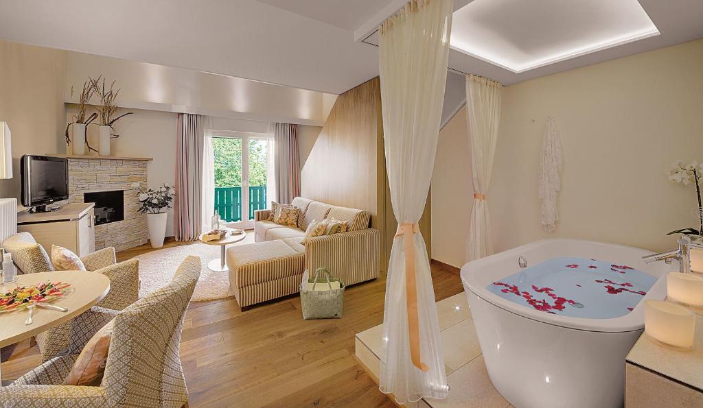 TV a/nebo společenská místnost v ubytování Hotel Sonnengut Wellness - Therme - Spa