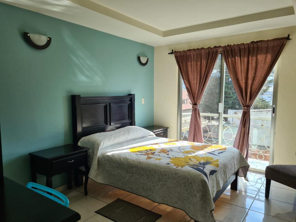1 dormitorio con cama y ventana en Hotel Santa Fe en Paracho de Verduzco