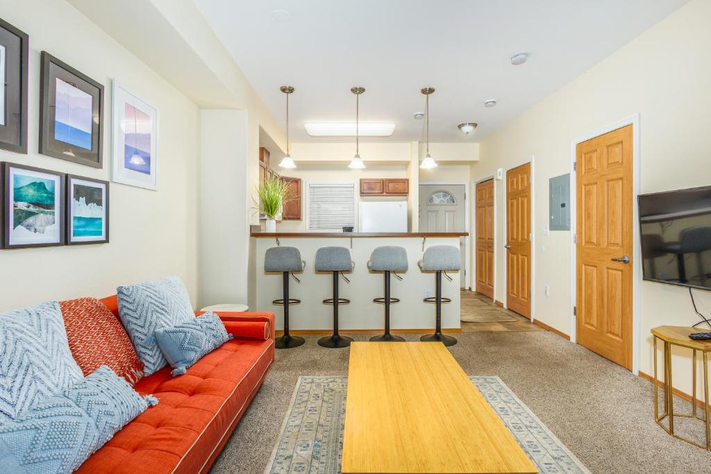 een woonkamer met een rode bank en een keuken bij Harmony Hills #231 in Anchorage