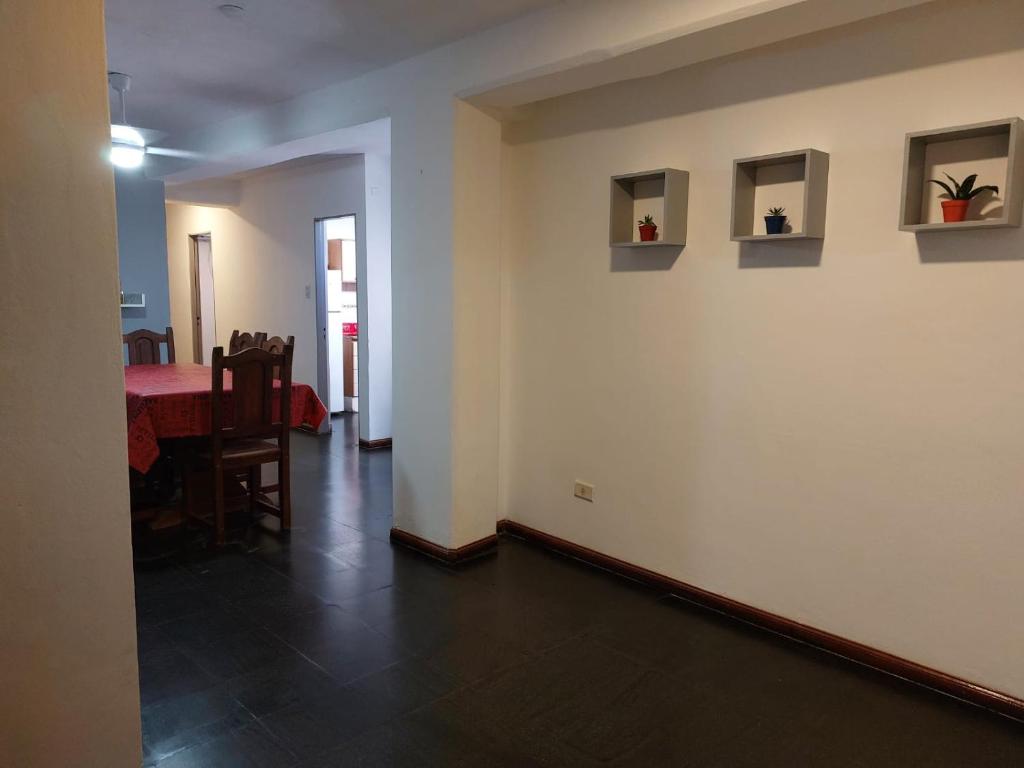 sala de estar con mesa y comedor en Departamentos PLAZA, a 12 metros de la catedral y plaza principal en San Fernando del Valle de Catamarca