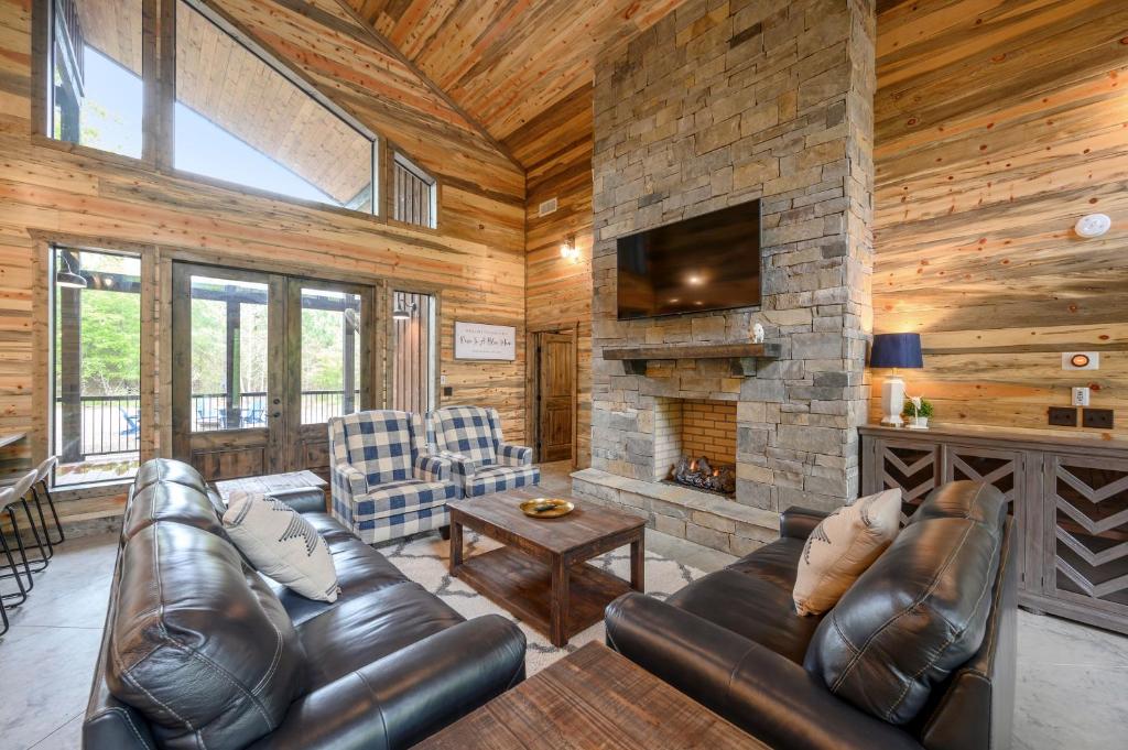 אזור ישיבה ב-Fun & Inviting Modern Luxury 4br Retreat At Broken Bow Lake Features Hot Tub, Fire Pit, Playground And More Once In A Blue Moon By Boutiq