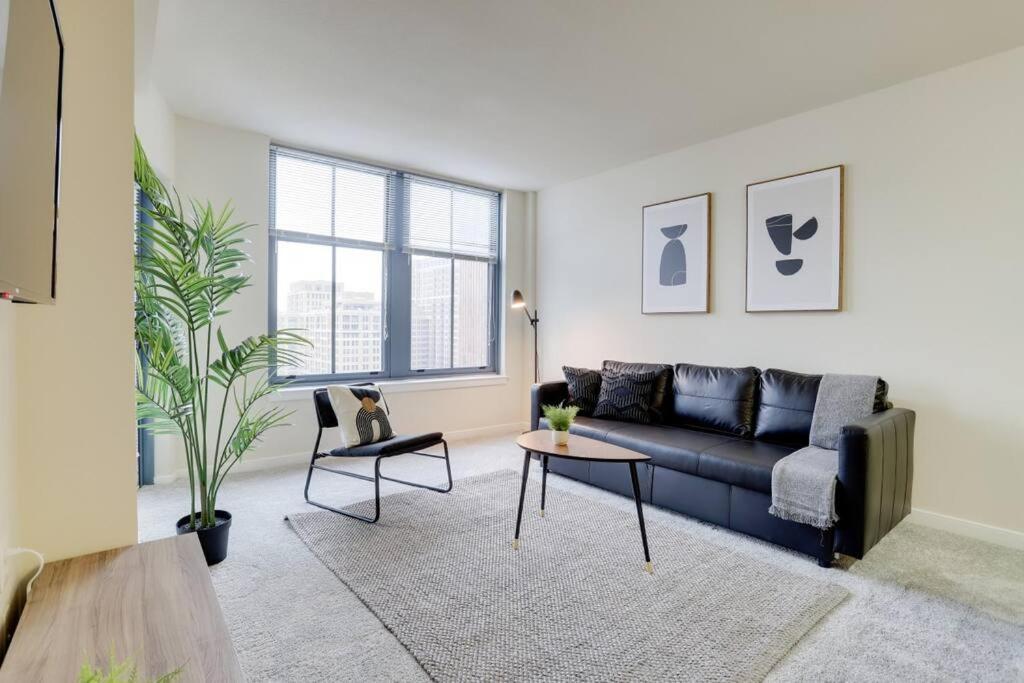 アーリントンにあるWonderful 1 BR Apt Located At Pentagon Cityのリビングルーム(ソファ、テーブル付)