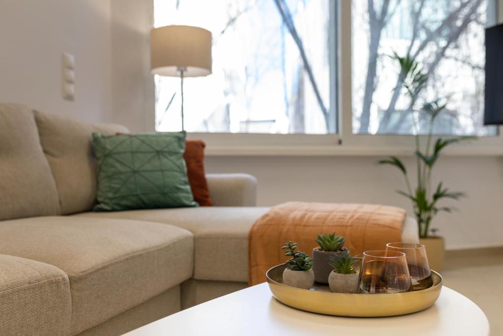 uma sala de estar com um sofá e uma mesa em Danae Luxury Apartment - Rhodes in Ilha de Rhodes