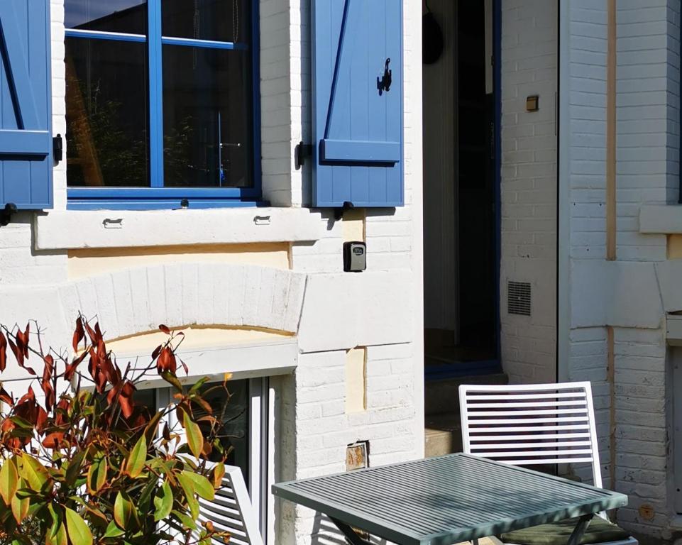 Balkón alebo terasa v ubytovaní A 200m de la plage, charmante petite maison de ville
