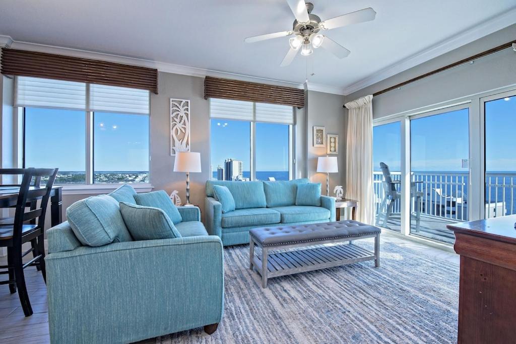 ein Wohnzimmer mit 2 blauen Sofas und einem Tisch in der Unterkunft Crystal Tower Unit 1301 in Gulf Shores