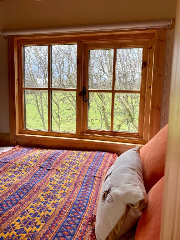 Postel nebo postele na pokoji v ubytování Lowgingerfield Shepherd Hut