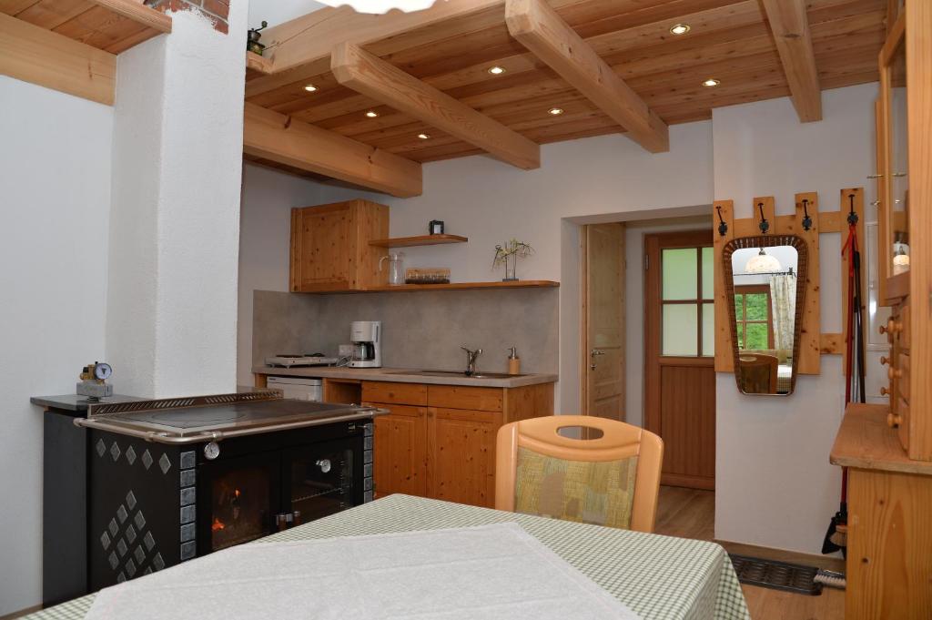 uma cozinha com armários de madeira e um fogão em Ferienhaus Schöberlhütte 