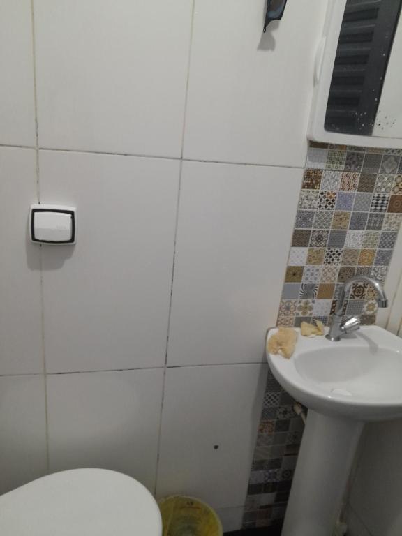 uma casa de banho com um WC e um lavatório em Kitnet Rafael em São Thomé das Letras