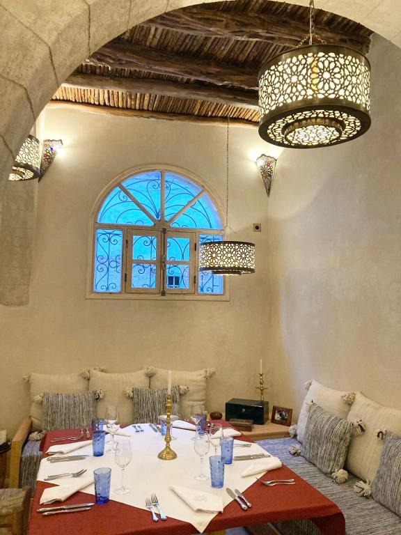 Posezení v ubytování Riad Les Sables Bleus, médina, lumineux et terrasse privée sur mer
