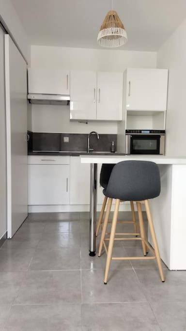 - une cuisine avec un bureau, une chaise et un évier dans l'établissement Super studio, proche centre ville, à Rochefort