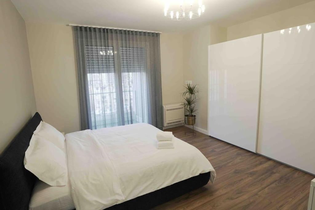 Square INN Deluxe Patio Apartment - Imazhi 9