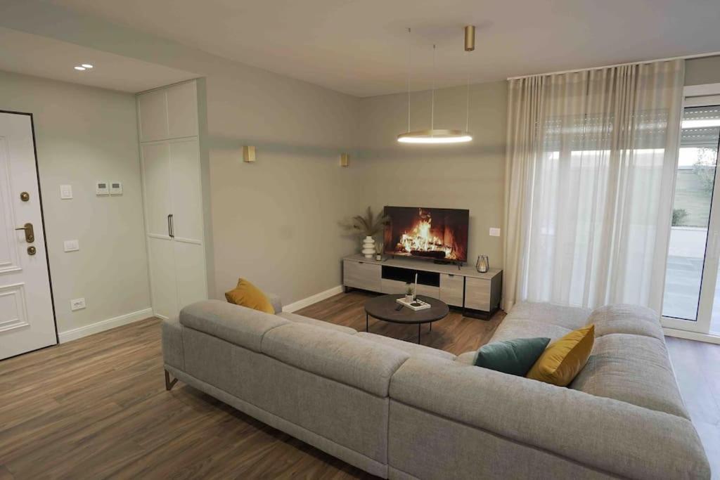Square INN Deluxe Patio Apartment - Imazhi 5