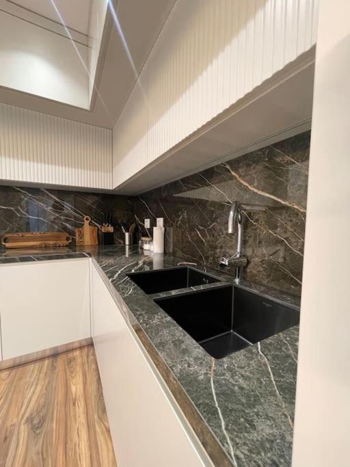 Square INN Deluxe Patio Apartment - Imazhi 3