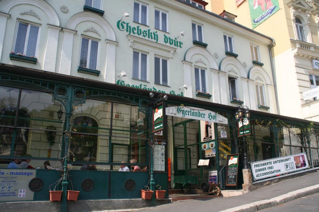 ein Geschäft vor einem Gebäude in einer Stadtstraße in der Unterkunft Chebsky dvur - Egerlander Hof in Karlsbad