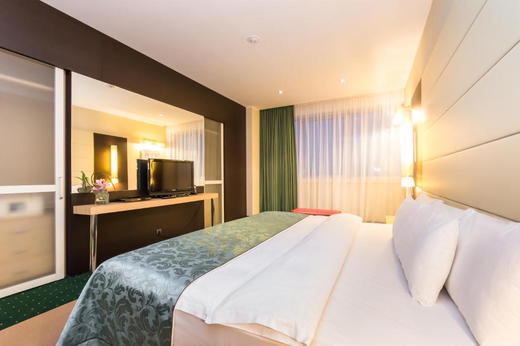 Postel nebo postele na pokoji v ubytování Mirage Hotel