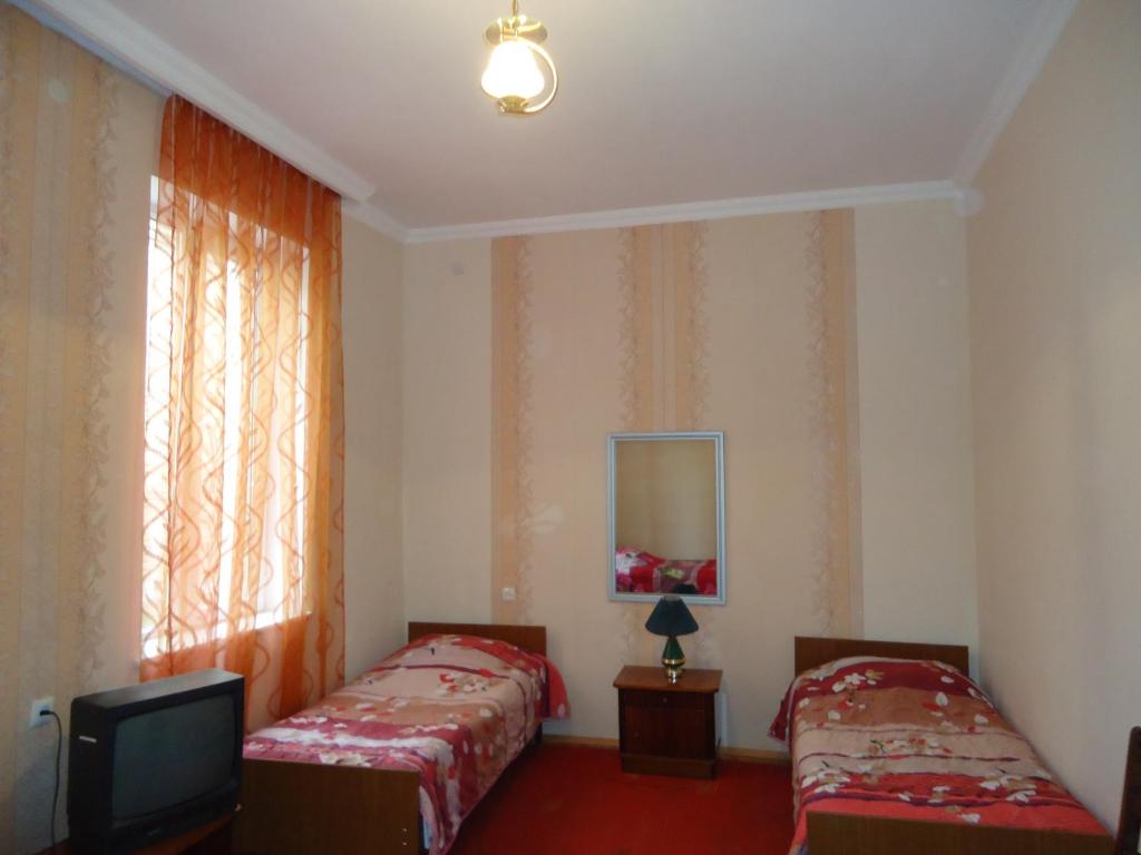 Rúm í herbergi á Guest House Lviv Грузия