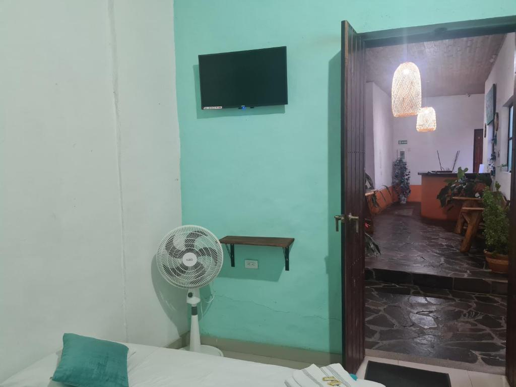 TV a/nebo společenská místnost v ubytování Hotel Alcázar Real