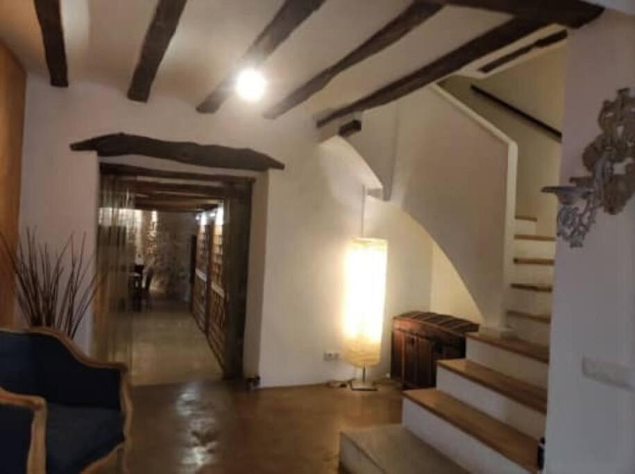 une chambre avec des escaliers et un couloir avec une lampe dans l'établissement Casa Rural Taíno, à Benilloba
