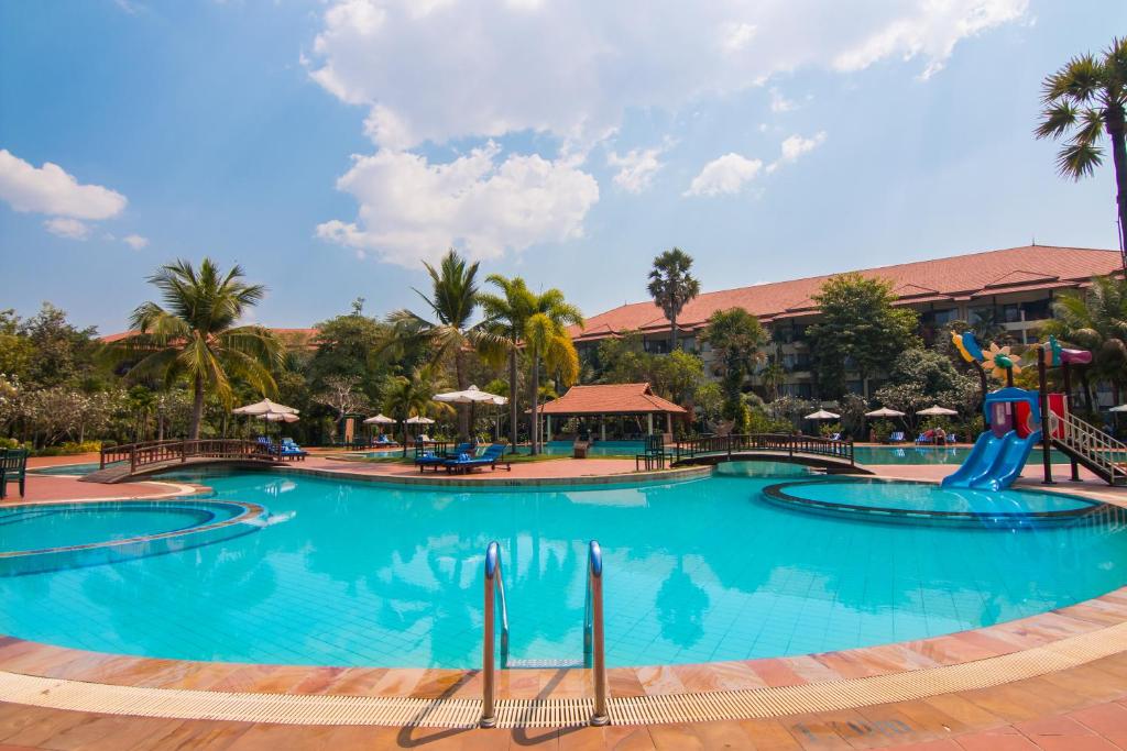 Bazén v ubytování Angkor Palace Resort & Spa nebo v jeho okolí