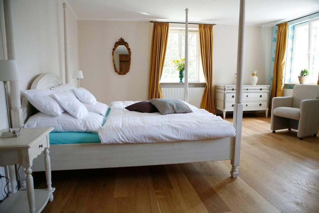 - une chambre avec un lit pour une personne dans l'établissement Haus Keppelborg: ZI Elisabeth mit Burgmauerblick, à Heek