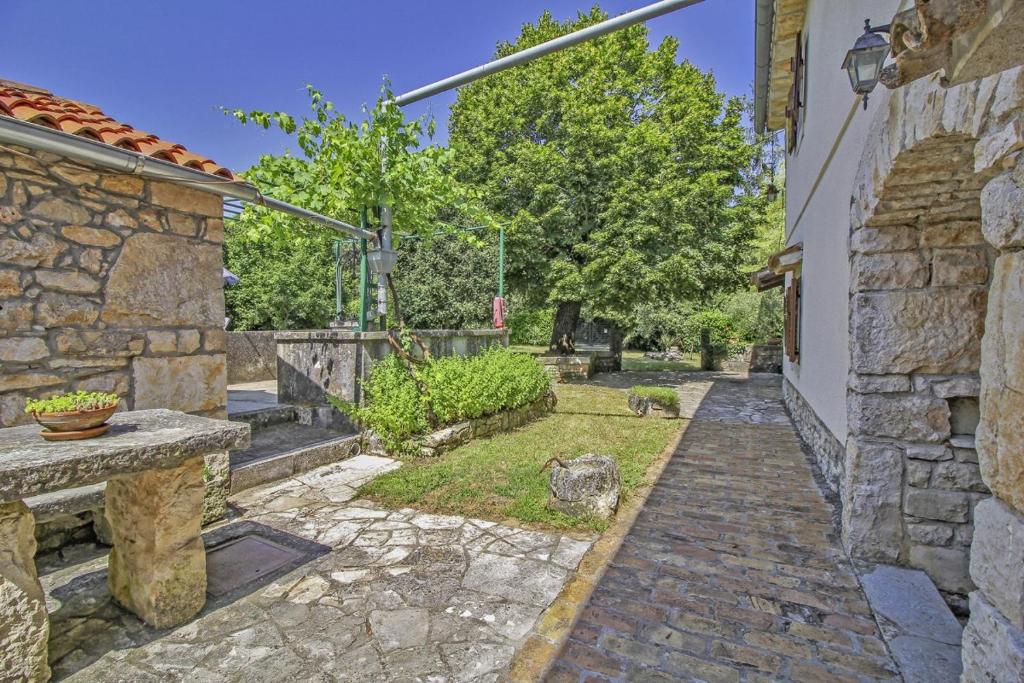 Ogród w obiekcie Filip in Kraj Drage (Haus für 4-5 Personen)