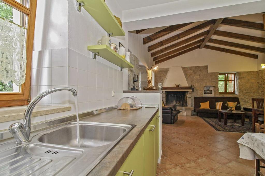 Kuchyň nebo kuchyňský kout v ubytování Jakov in Županići (Haus für 2-4 Personen)