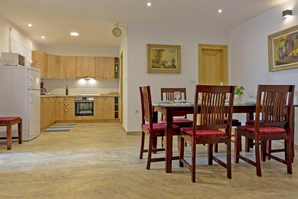 Kuchyň nebo kuchyňský kout v ubytování Villa Rina in Barat (Haus für 6-8 Personen)