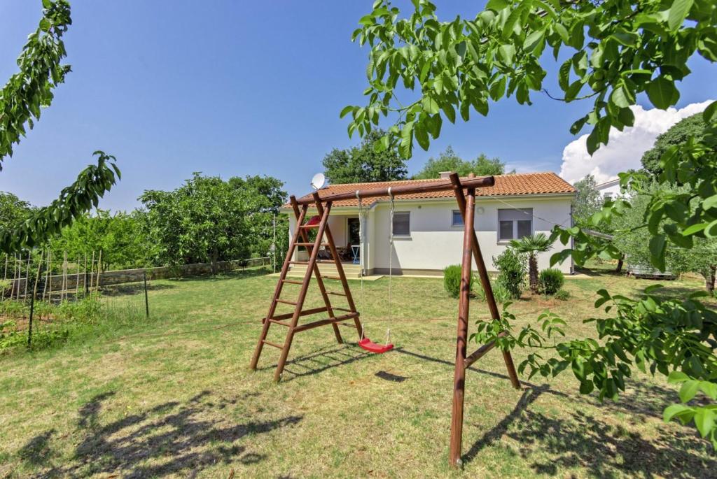 Plac zabaw dla dzieci w obiekcie Bojana in Ližnjan (Haus für 4-5 Personen)