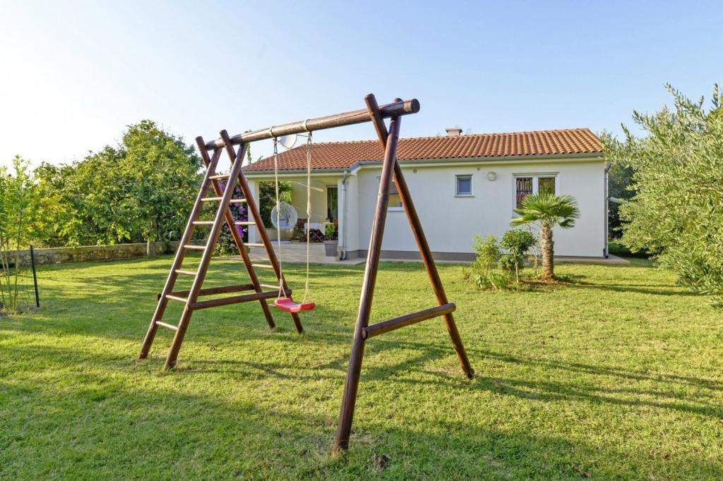 Plac zabaw dla dzieci w obiekcie Bojana in Ližnjan (Haus für 4-5 Personen)