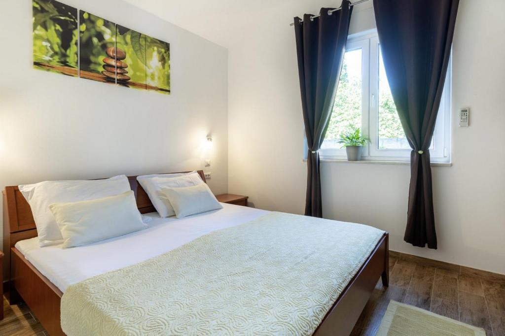 sypialnia z łóżkiem i oknem w obiekcie Bojana in Ližnjan (Haus für 4-5 Personen) w mieście Ližnjan