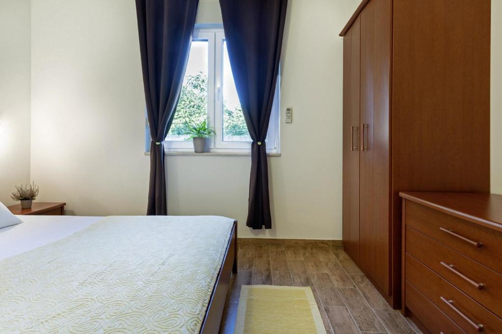 Łóżko lub łóżka w pokoju w obiekcie Bojana in Ližnjan (Haus für 4-5 Personen)