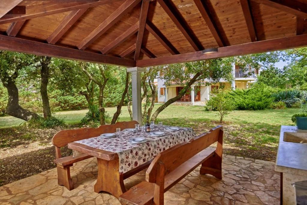 Vonkajšia záhrada v ubytovaní Villa Theresa in Ližnjan (Haus für 12 Personen)
