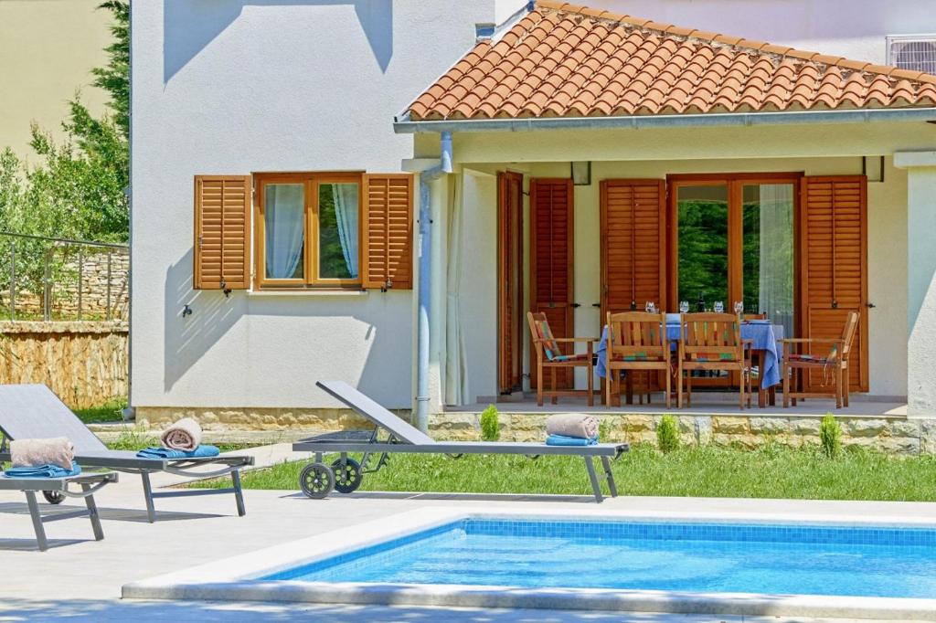 Bazén v ubytovaní Villa Theresa in Ližnjan (Haus für 12 Personen) alebo v jeho blízkosti