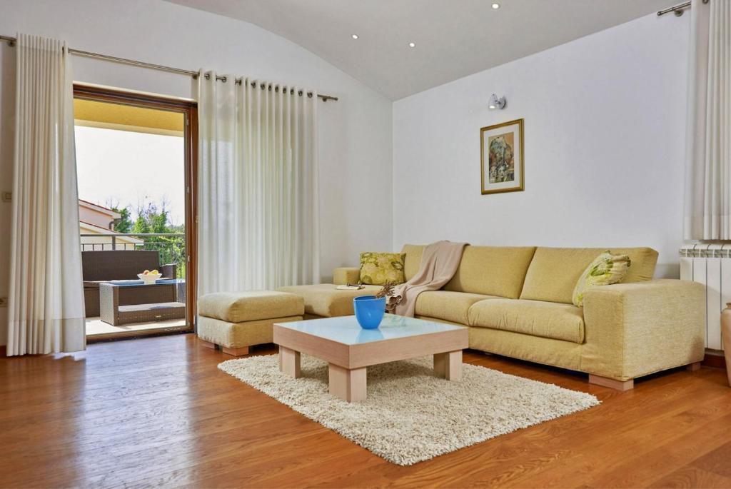 Posedenie v ubytovaní Villa Theresa in Ližnjan (Haus für 12 Personen)