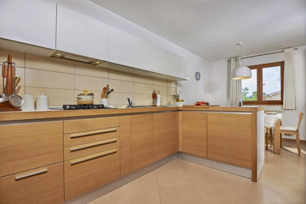 Kuchyňa alebo kuchynka v ubytovaní Villa Theresa in Ližnjan (Haus für 12 Personen)
