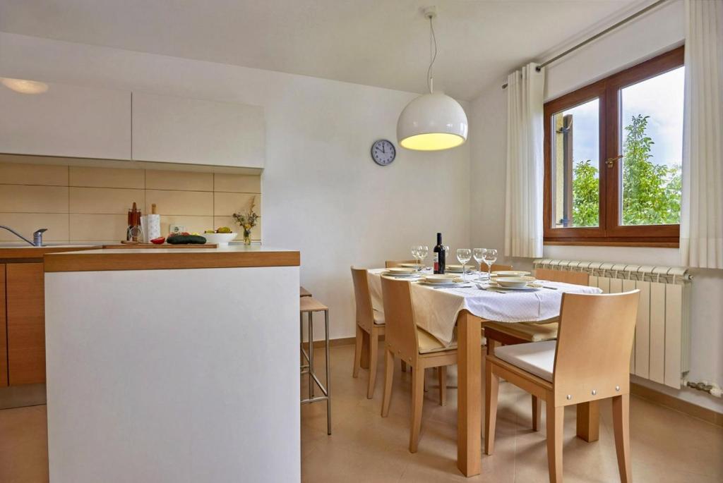 Kuchyňa alebo kuchynka v ubytovaní Villa Theresa in Ližnjan (Haus für 12 Personen)