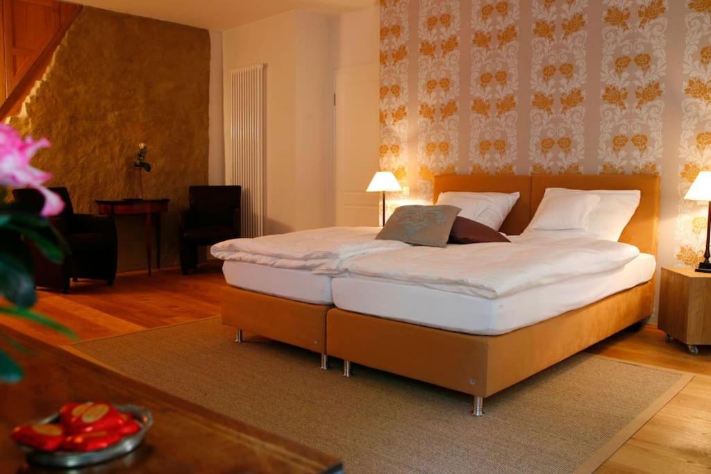 1 dormitorio con 1 cama grande en una habitación en Haus Keppelborg: ZI Rosina mit Burggartenblick, en Heek