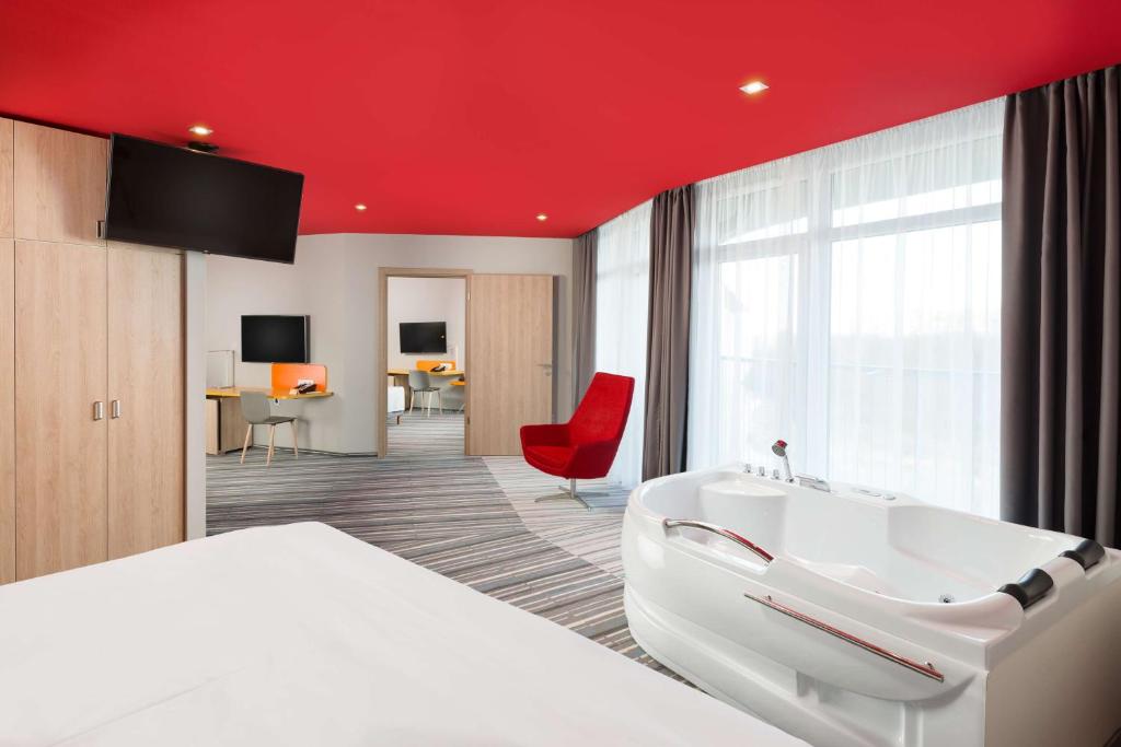Postel nebo postele na pokoji v ubytování Park Inn By Radisson Zalakaros Hotel & Spa