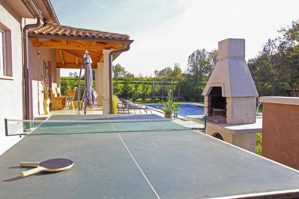 Stolný tenis v ubytovaní Villa Mate in Kuhari - Haus für 8 Personen alebo v jeho okolí