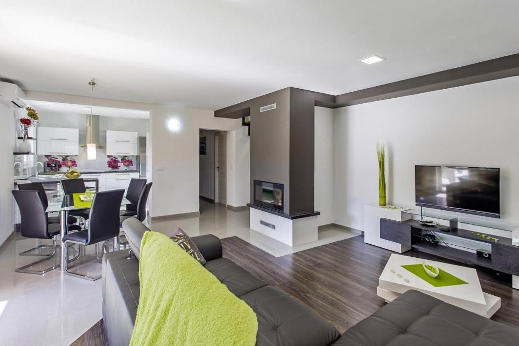 Televízia a/alebo spoločenská miestnosť v ubytovaní Villa Mate in Kuhari - Haus für 8 Personen
