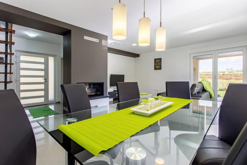 Posedenie v ubytovaní Villa Mate in Kuhari - Haus für 8 Personen